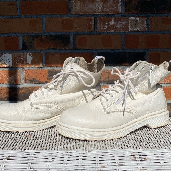 All white docs - Picture 3 of 4